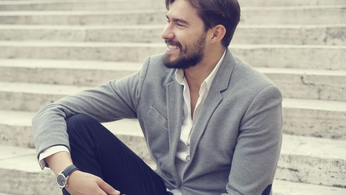 Uomo alla moda e con stile, cominciando dai capelli